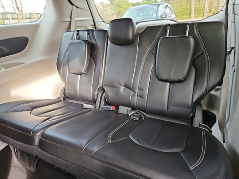 Used 2024 Chrysler Pacifica Select image 20