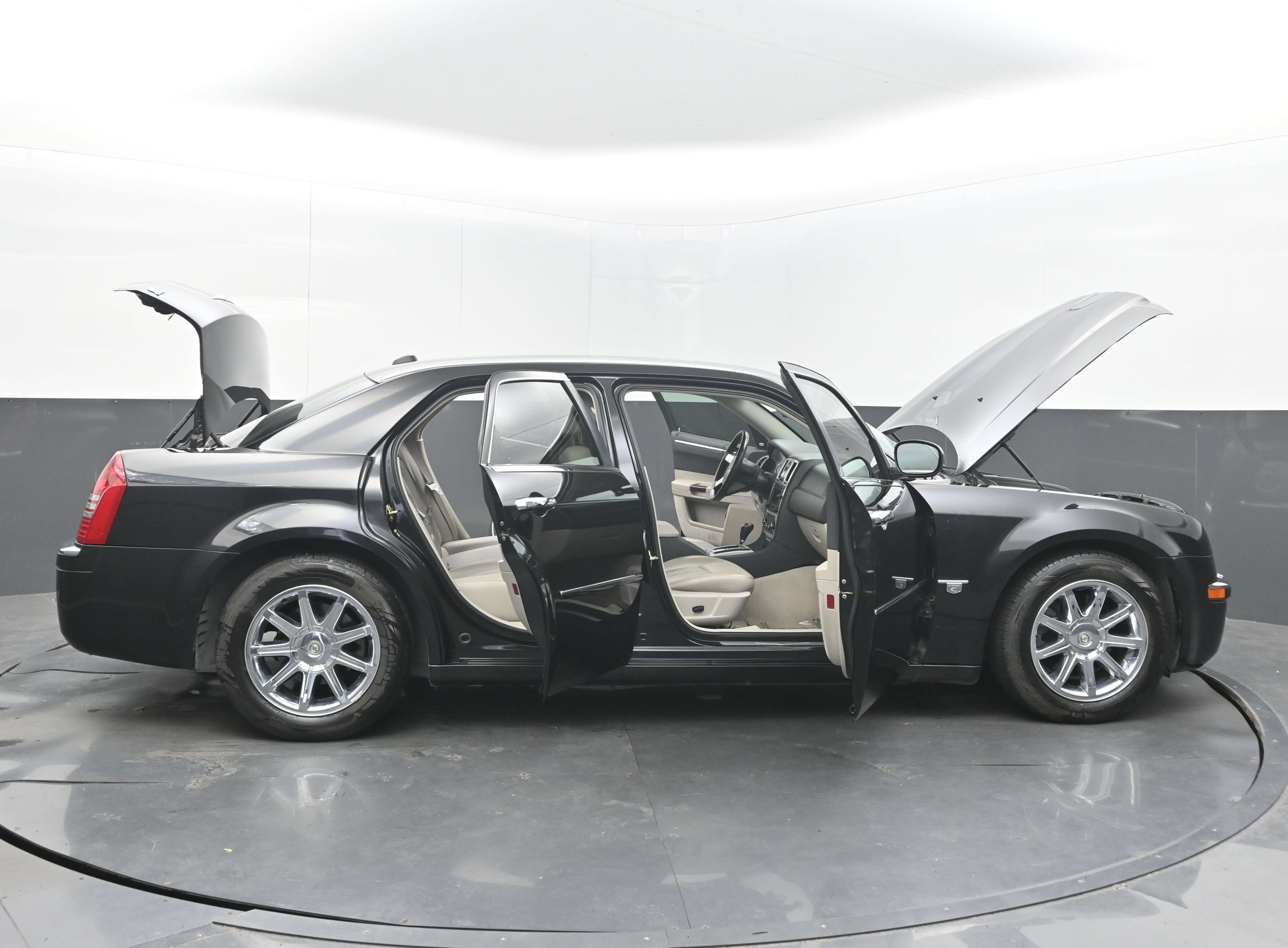 Used 2005 Chrysler 300 C w/ Navigation & Sound Group II RWD image 46