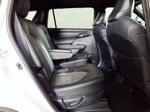 Used 2021 Toyota Highlander XSE FWD image 11