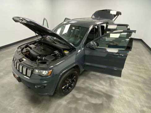Used 2017 Jeep Grand Cherokee Altitude image 47
