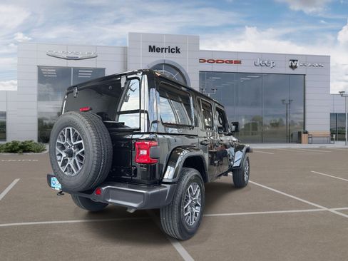 Used 2025 Jeep Wrangler Unlimited Sahara AWD/4WD image 4