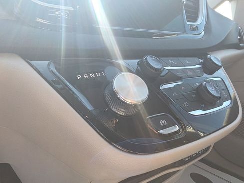 Used 2024 Chrysler Pacifica Touring-L image 16