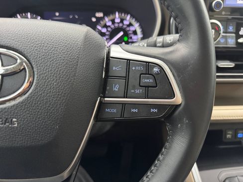Used 2022 Toyota Highlander XLE FWD image 19