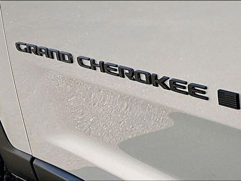 Used 2023 Jeep Grand Cherokee Altitude image 26
