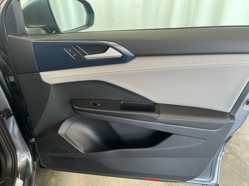 Certified 2024 Volkswagen Taos SE image 12