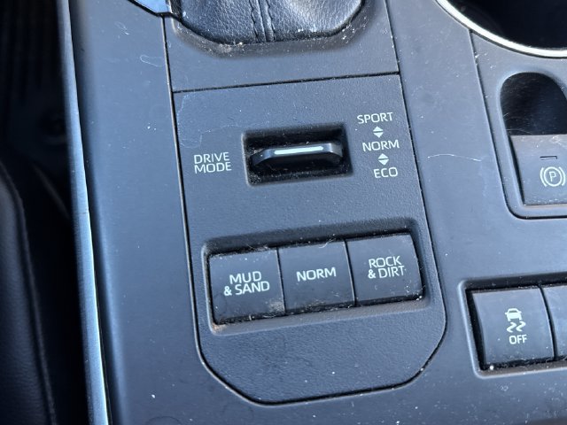Used 2021 Toyota Highlander XLE AWD/4WD image 41