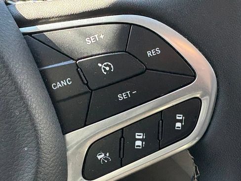 Used 2024 Chrysler Pacifica Touring-L FWD image 16
