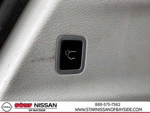 Used 2018 Chrysler Pacifica Touring-L image 11