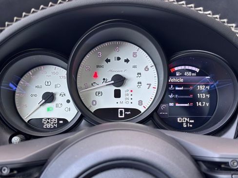 Certified 2024 Porsche Macan image 18