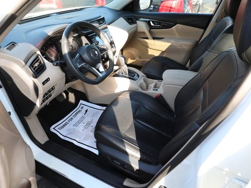 Used 2019 Nissan Rogue SL w/ Premium Package image 16