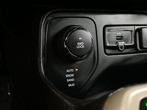 Used 2017 Jeep Renegade Latitude w/ Cold Weather Group AWD/4WD image 20