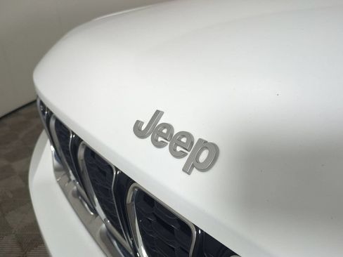 Used 2025 Jeep Grand Cherokee Limited AWD/4WD image 13