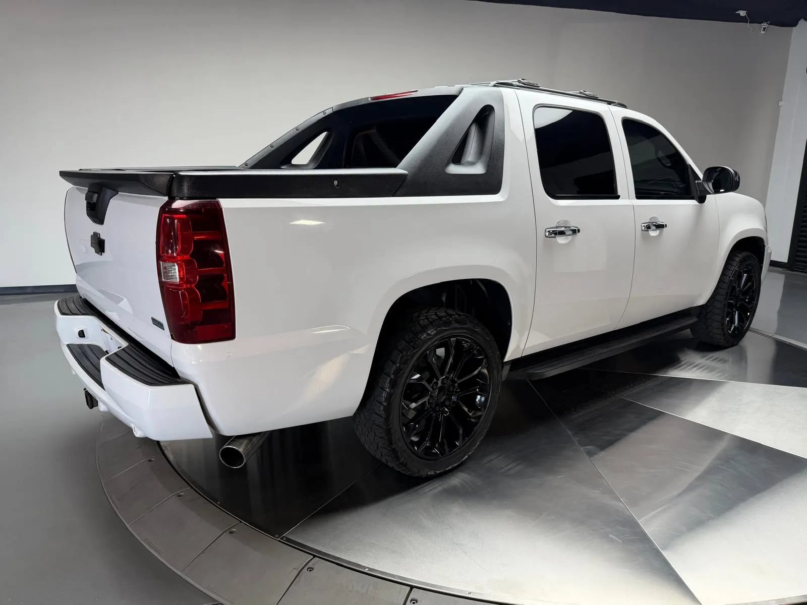 Used 2011 Chevrolet Avalanche LTZ RWD image 2