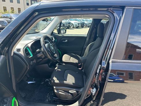 Used 2017 Jeep Renegade Latitude w/ Cold Weather Group AWD/4WD image 4