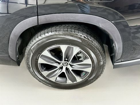 Used 2021 Toyota Highlander XLE FWD image 11
