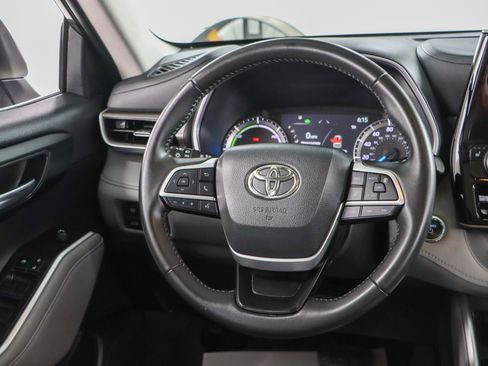 Used 2023 Toyota Highlander XLE image 12