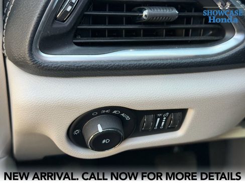 Used 2024 Chrysler Pacifica Limited image 10