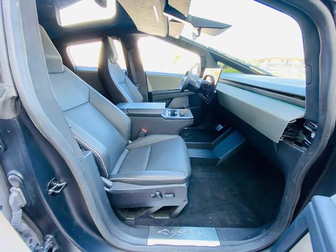 Used 2024 Tesla Cybertruck AWD Crew Cab image 33