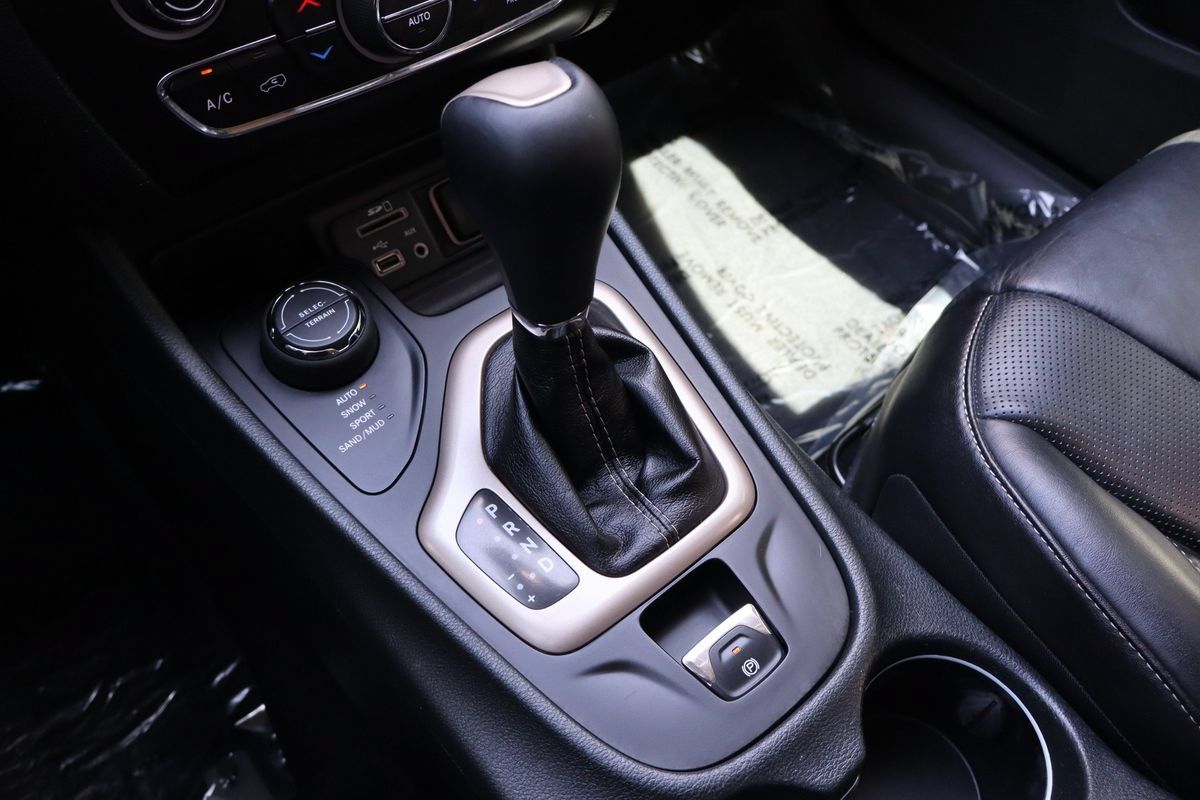 Used 2014 Jeep Cherokee Limited w/ Luxury Group AWD/4WD image 17