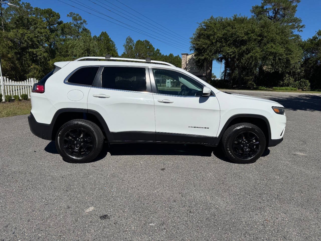 Used 2019 Jeep Cherokee Latitude Plus w/ Cold Weather Group AWD/4WD image 7
