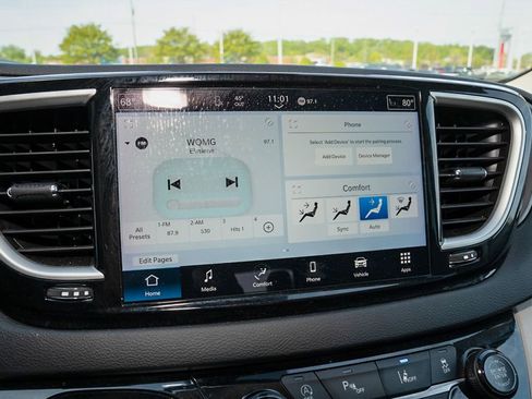 Used 2024 Chrysler Pacifica Touring-L image 13