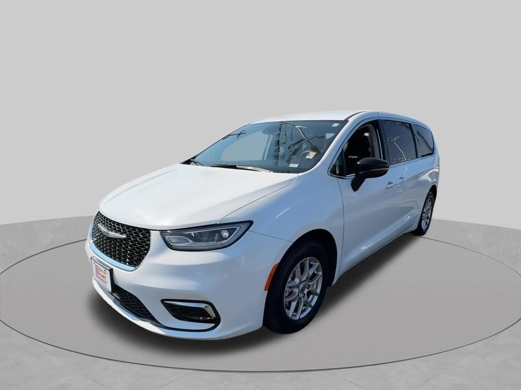 Used 2024 Chrysler Pacifica Touring-L FWD image 4