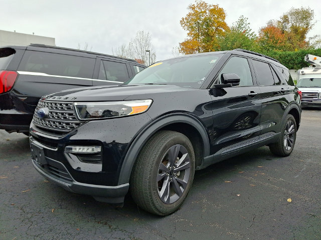Used 2022 Ford Explorer XLT w/ Equipment Group 202A AWD/4WD image 2