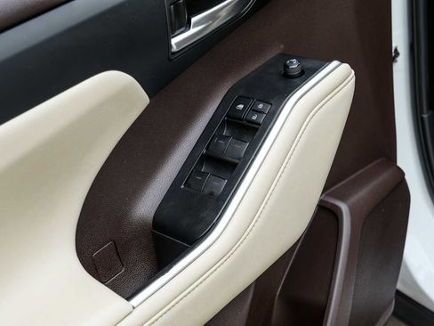 Used 2021 Toyota Highlander XLE image 44