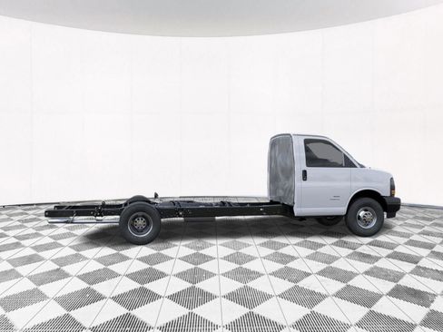 New 2026 Chevrolet Express 4500 Extended w/ Power Convenience Package RWD image 12