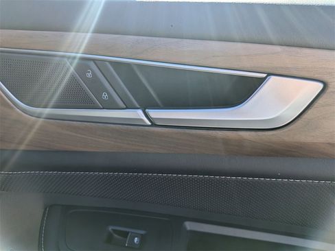 Used 2025 Volkswagen Atlas SE image 32