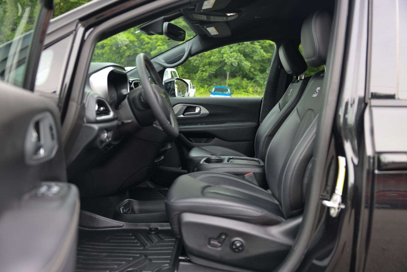 Used 2024 Chrysler Pacifica Limited FWD image 19