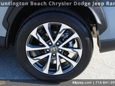 Used 2023 Toyota Corolla Cross XLE image 8