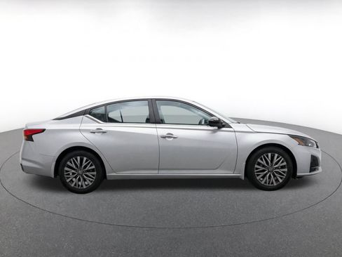 Used 2025 Nissan Altima 2.5 SV FWD image 10