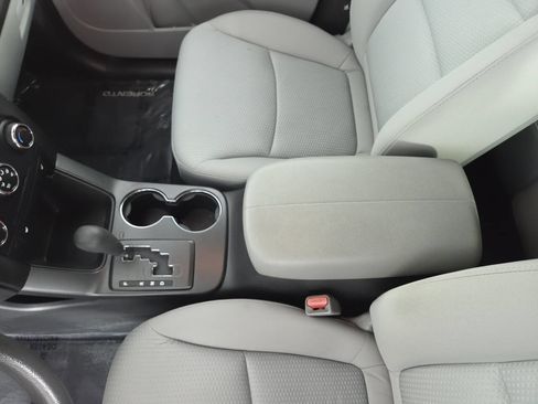 Used 2012 Kia Sorento LX w/ Convenience Pkg FWD image 17