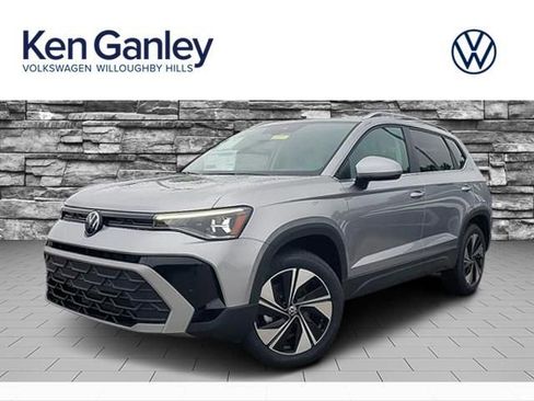 New 2025 Volkswagen Taos SE image 1