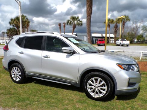 Used 2018 Nissan Rogue SV image 2