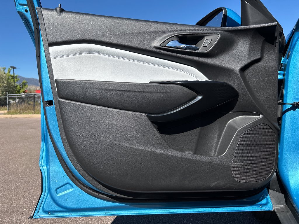 Used 2025 Chevrolet Trax LT w/ LT Convenience Package FWD image 28