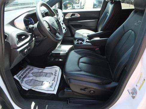 Used 2024 Chrysler Pacifica Limited FWD image 11