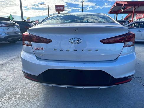 Used 2019 Hyundai Elantra SE w/ Cargo Package FWD image 3