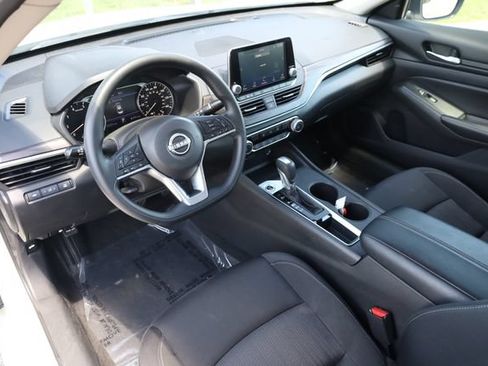 Used 2025 Nissan Altima 2.5 SV FWD image 12