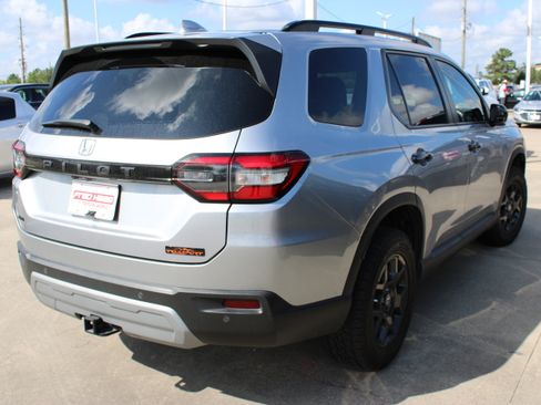 Used 2025 Honda Pilot TrailSport image 11