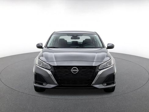 Used 2025 Nissan Altima 2.5 SV FWD image 2