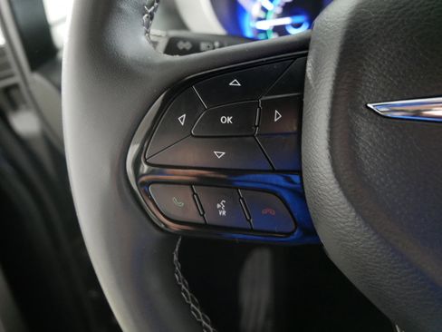 Used 2024 Chrysler Pacifica Premium image 27