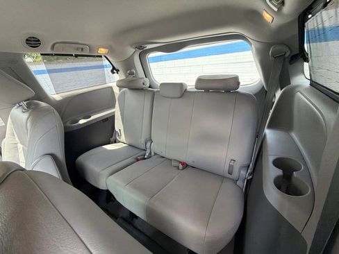 Used 2017 Toyota Sienna XLE Premium FWD image 21