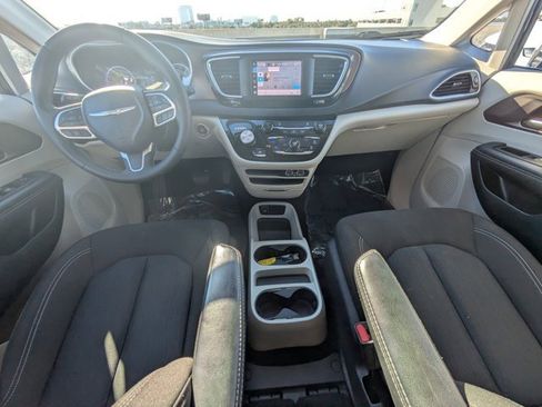 Used 2023 Chrysler Voyager LX image 13