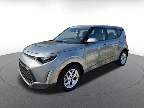 Used 2025 Kia Soul LX w/ LX Technology Package FWD image 4