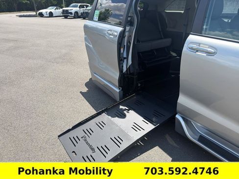 Used 2024 Toyota Sienna XLE FWD image 28