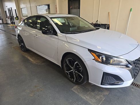 Used 2023 Nissan Altima 2.5 SR w/ SR Premium Package image 4