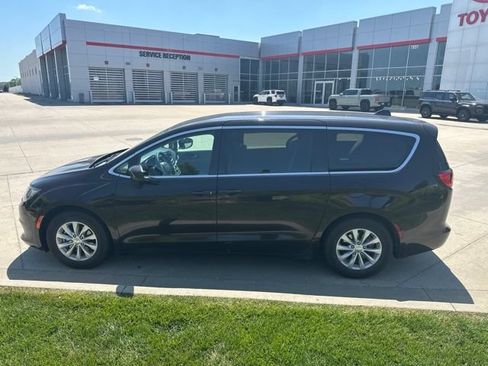 Used 2017 Chrysler Pacifica Touring w/ Tire & Wheel Group FWD image 10
