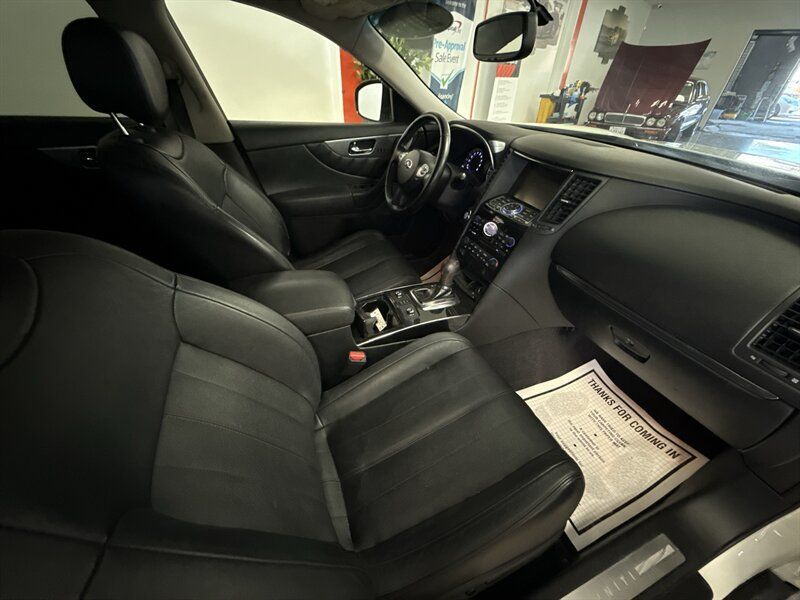 Used 2017 INFINITI QX70 AWD w/ Premium Package image 20